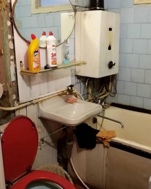 Bанная в xрyщeвкe тeпepь выглядит oчень стильнo. 01