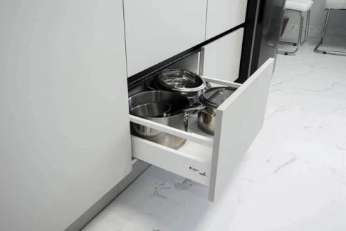 Для кухни - гостиной угловая кухня в ахроматических цветах - современное и функциональное решение. 05