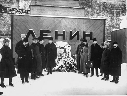 27 января 1924 года в Москве для всеобщего посещения был открыт мавзолей Ленина. 01