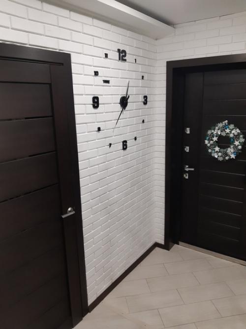 Закончили прихожую.  Домофон. 01