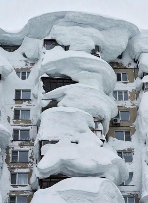 Камчатку накрыла мощная снежная буря, которая за считанные часы превратила полуостров в белую пустыню. 02