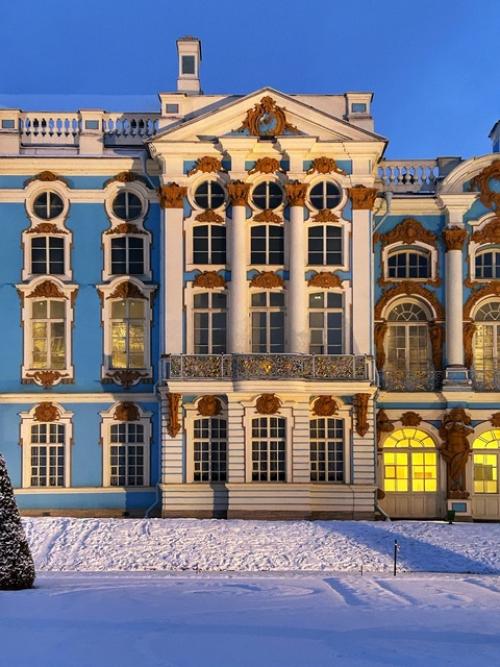 Царское село встречает нас новогодней елкой и красивой подсветкой екатерининского дворца в предрассветный час. 03