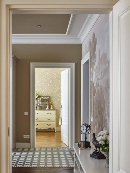 Бежевый интерьер с классическими элементами и росписью на стене. 03