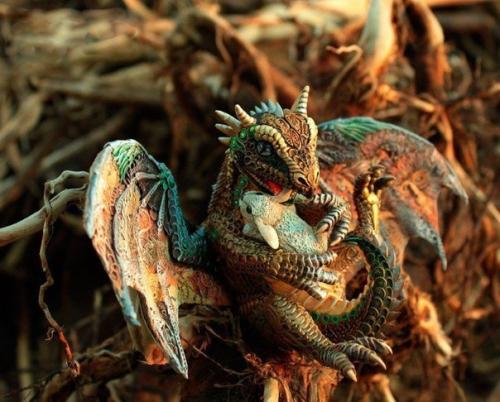 Евгений хонтор - российский художник, создающий сказочные и яркие игрушки, каждая из которых состоит из множества деталей. 01