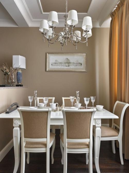 Бежевый интерьер с классическими элементами и росписью на стене. 02