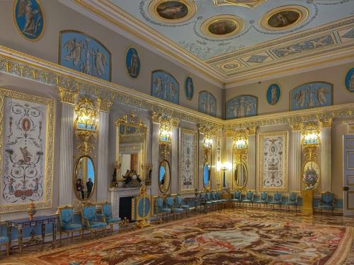 Царское село встречает нас новогодней елкой и красивой подсветкой екатерининского дворца в предрассветный час. 07