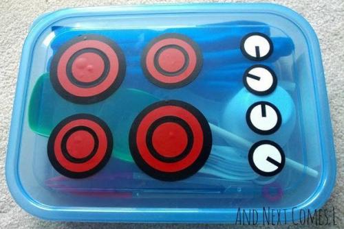 Мобильная кухня из лотка для игрушек?