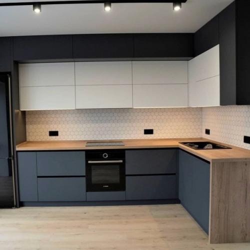 Красивое сочетание дерева, светлых и темных тонов в интерьере кухни без ручек. 02