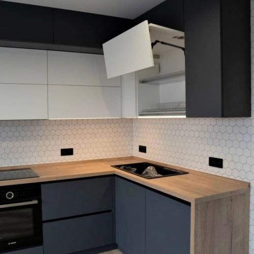 Красивое сочетание дерева, светлых и темных тонов в интерьере кухни без ручек. 05