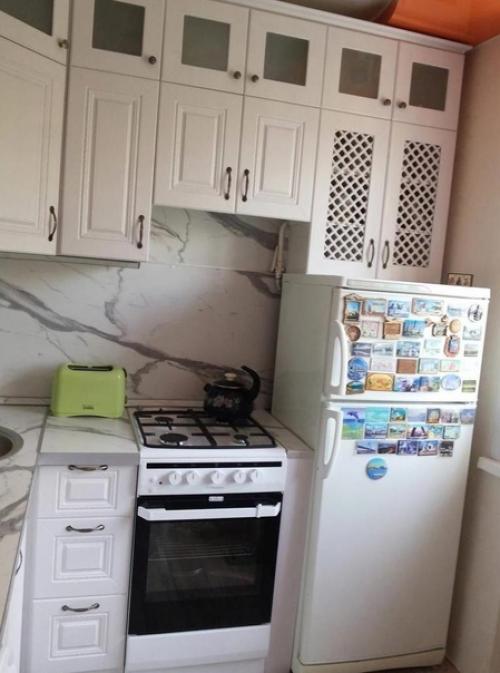 Небольшая кухня. В светлых оттенках. 01