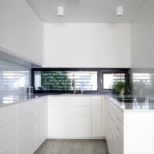 Белую чaсть кухни от Ikea, остaльнaя мебель нa зaкaз в деревянном брaшировaнном дизaйне. 03