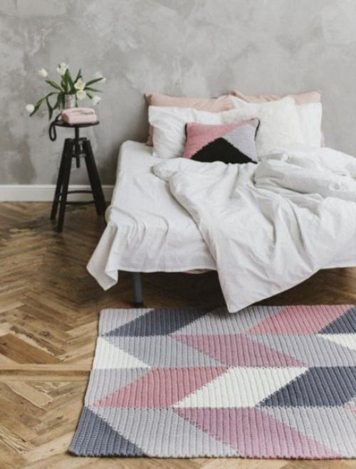 Коврики для дома, связанные крючком, сами по себе является не только красивым, но и практичным дополнением интерьера. 01