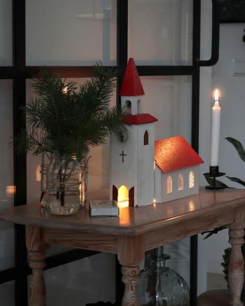 Этот скандинавский дом прекрасно вписывается в зимнюю местную среду, являясь гармоничной её частью. 08