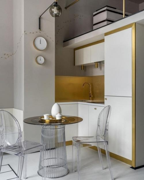 Двухуровневая квартира.  Оформление квартиры в белом и золотом цвете - удачное решение в данном случае. 02