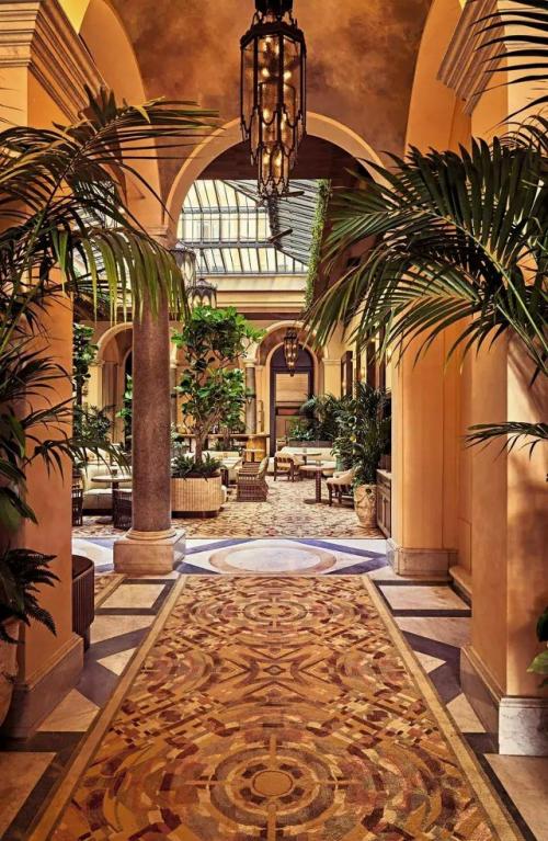 В Риме открылся первый отель легендарного бренда Orient Express - и это не просто новое место на карте города, а настоящее погружение в историю. 02