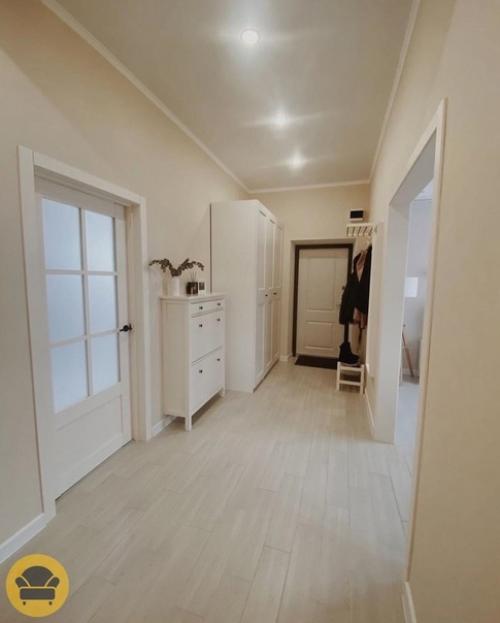 Пусть интерьер квартиры и выглядит однотонно, но зато такое оформление дарит невероятно теплую и уютную атмосферу тепла, любви и добра. 05