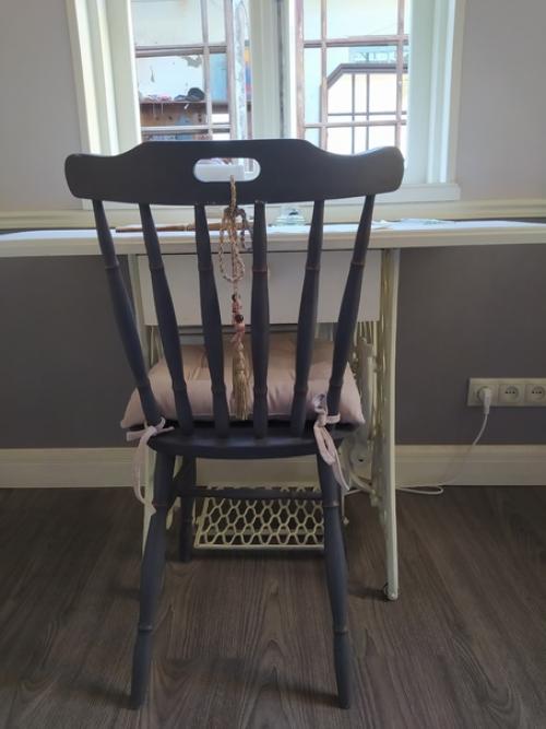 Стул и меловая краска. 01