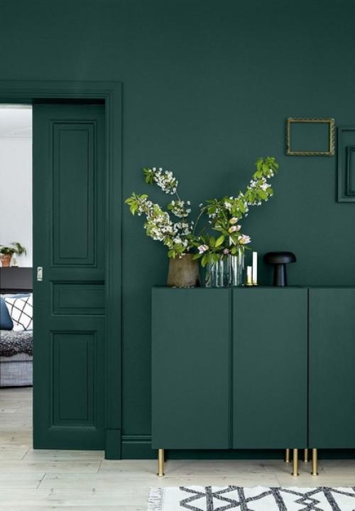 Насыщенный бутылочно - зеленый.