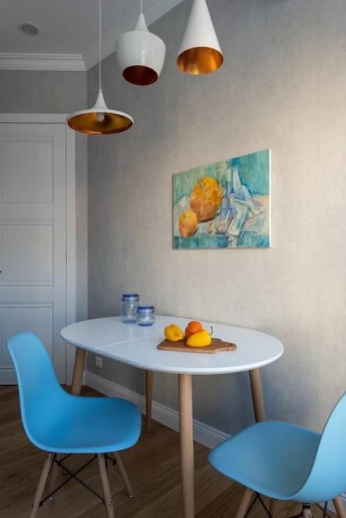 Двухуровневый кухонный гарнитур и голубые стулья. 01