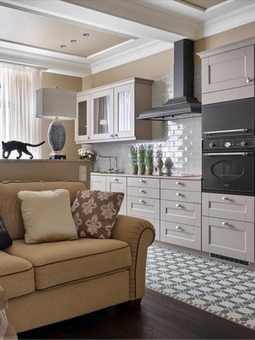 Бежевый интерьер с классическими элементами и росписью на стене. 01