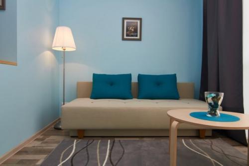 Пример разделения пространства единственной комнаты в однушке на две функциональные зоны с помощью перегородки со встроенными шкафами. 02