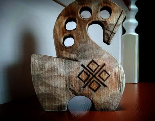 Кон к - горбун к с символом земли и солнечной розеткой. 01