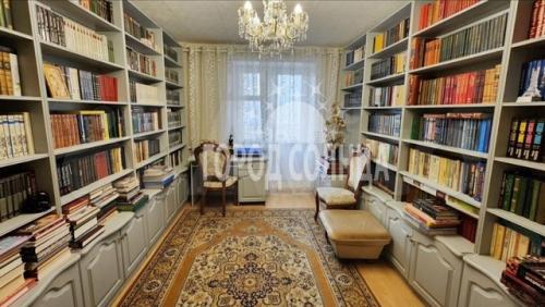 В центре Омска за 22 миллиона продают восьмикомнатную квартиру с тремя ванными. 05