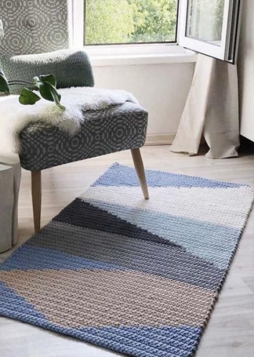 Коврики для дома, связанные крючком, сами по себе является не только красивым, но и практичным дополнением интерьера. 04