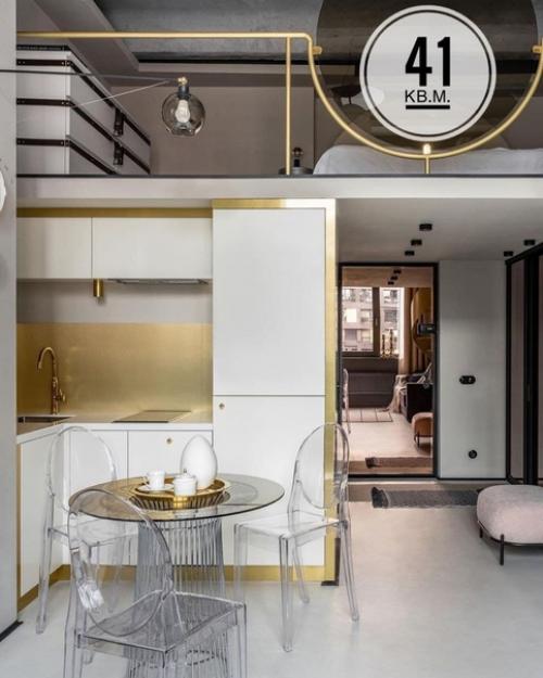 Двухуровневая квартира.  Оформление квартиры в белом и золотом цвете - удачное решение в данном случае. 01