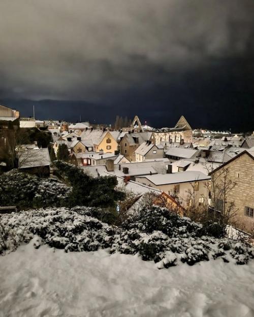 Этот скандинавский дом прекрасно вписывается в зимнюю местную среду, являясь гармоничной её частью. 06