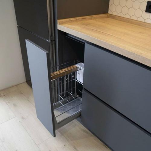 Красивое сочетание дерева, светлых и темных тонов в интерьере кухни без ручек. 06