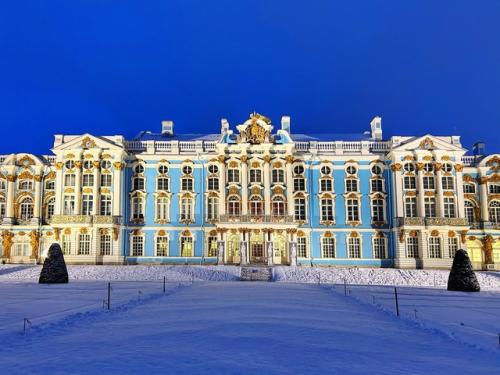 Царское село встречает нас новогодней елкой и красивой подсветкой екатерининского дворца в предрассветный час. 01