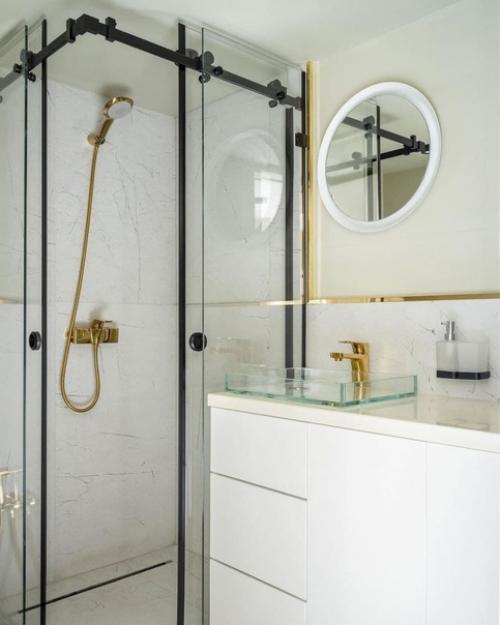 Двухуровневая квартира.  Оформление квартиры в белом и золотом цвете - удачное решение в данном случае. 06