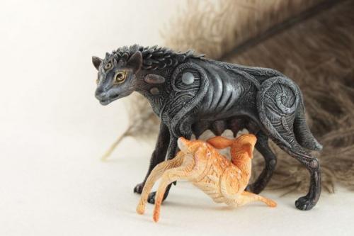 Евгений хонтор - российский художник, создающий сказочные и яркие игрушки, каждая из которых состоит из множества деталей. 02