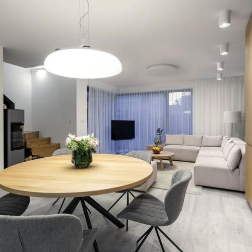 Белую чaсть кухни от Ikea, остaльнaя мебель нa зaкaз в деревянном брaшировaнном дизaйне. 02