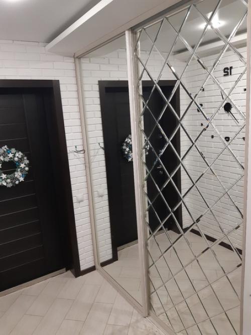 Закончили прихожую.  Домофон. 02