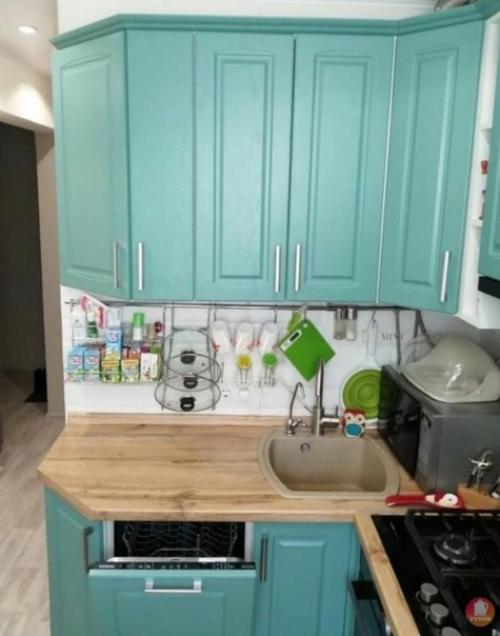 Небольшая кухня. В приятном мятном цвете. 01