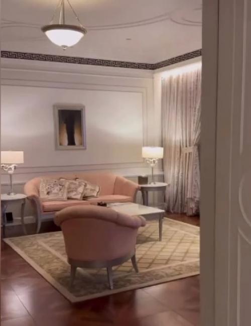 Гусев, завидуй!  Романец отдыхает в роскошном отеле Versace, который выполнен в стиле итальянского дворца. 02