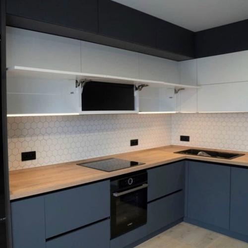 Красивое сочетание дерева, светлых и темных тонов в интерьере кухни без ручек. 07