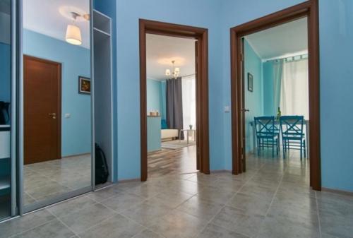 Пример разделения пространства единственной комнаты в однушке на две функциональные зоны с помощью перегородки со встроенными шкафами. 05