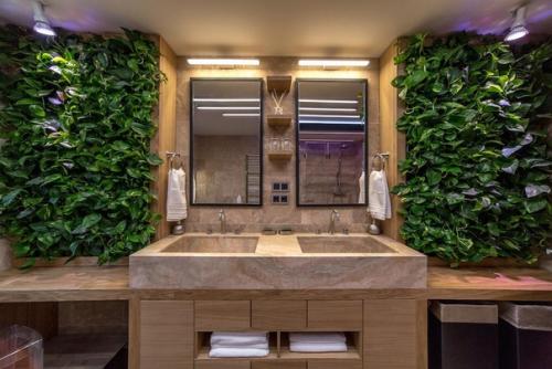 Современный интерьер ванной редко без живого декора обходится. 01