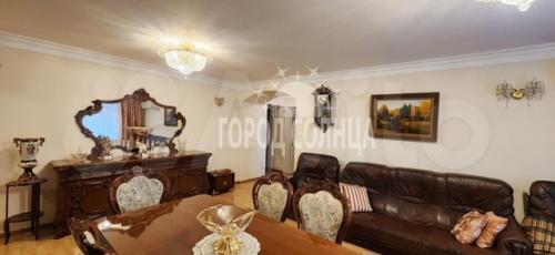 В центре Омска за 22 миллиона продают восьмикомнатную квартиру с тремя ванными. 01