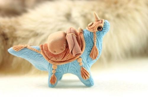 Евгений хонтор - российский художник, создающий сказочные и яркие игрушки, каждая из которых состоит из множества деталей. 07