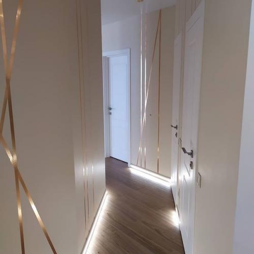 Оформление прихожей.  Мы решили сделать подсветку пола. 03