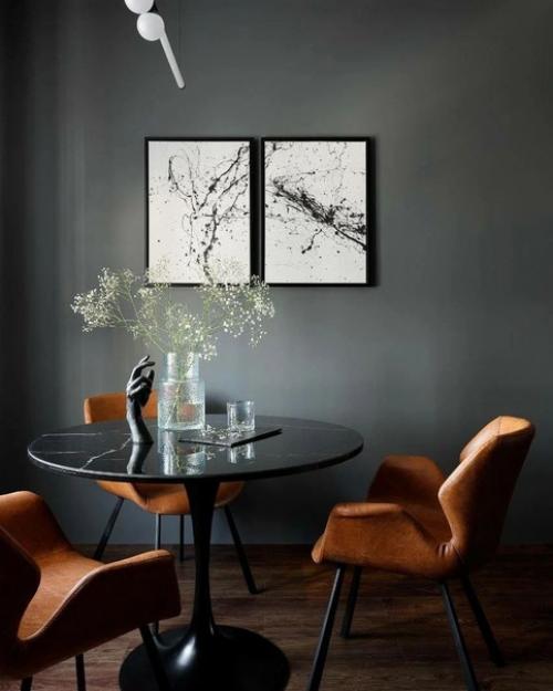 Интерьер студии темных тонах с яркими цветовыми акцентами. 01