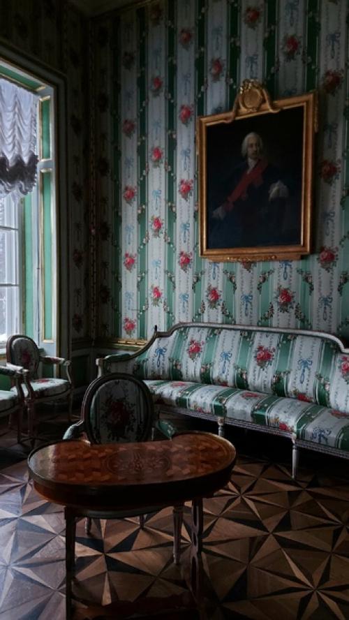 Лишь в том случае, если есть желание увидеть настоящую усадьбу Xviii века, то надо ехать в Кусково. 05