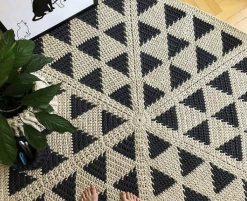 Коврики для дома, связанные крючком, сами по себе является не только красивым, но и практичным дополнением интерьера. 05