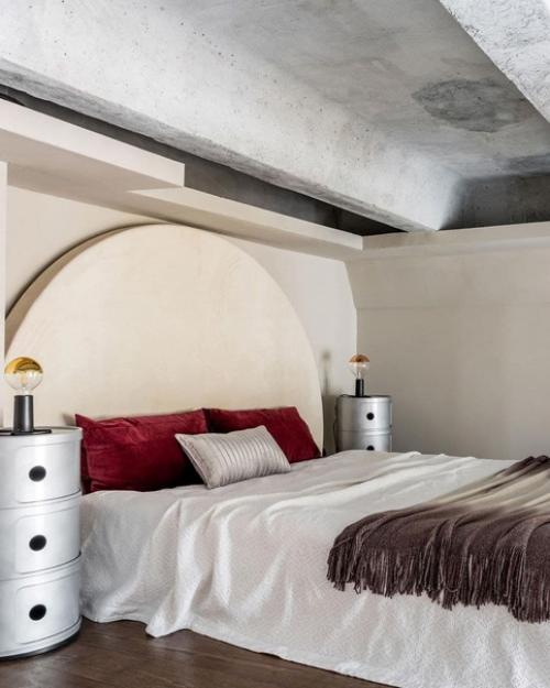 Двухуровневая квартира.  Оформление квартиры в белом и золотом цвете - удачное решение в данном случае. 05