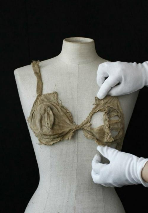 Находка археологов из инсбрукского университета в австрийском замке ленгберг полностью перевернула представления об истории моды.

