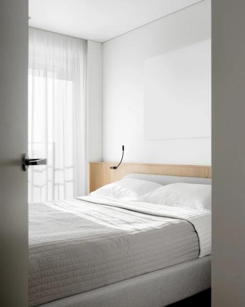 Дизайнер Екатерина Плотникова создала для молодой пары спокойный интерьер в природной цветовой гамме. 07